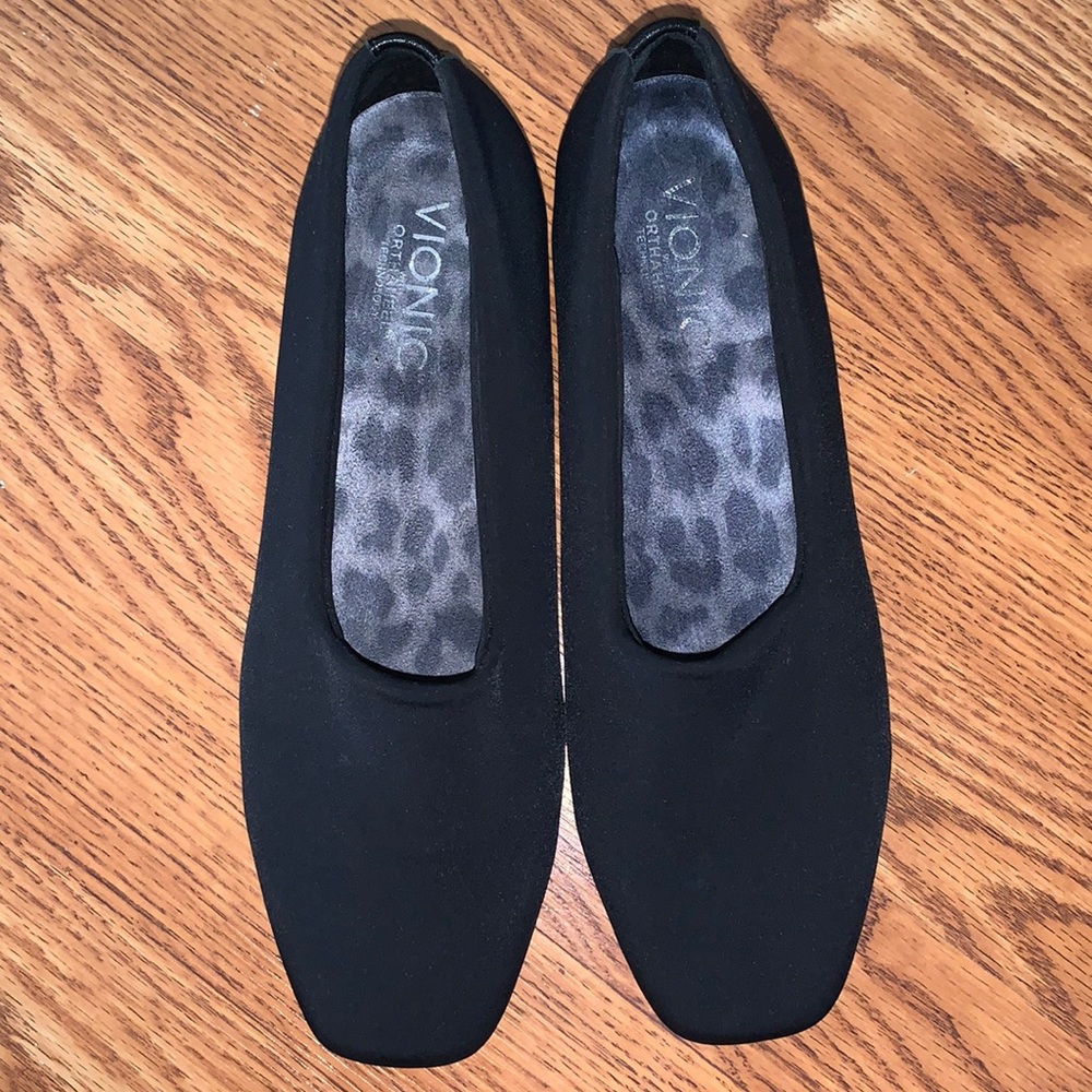 Women’s 7 shoes Vionic comfort flats LIKE NEW!